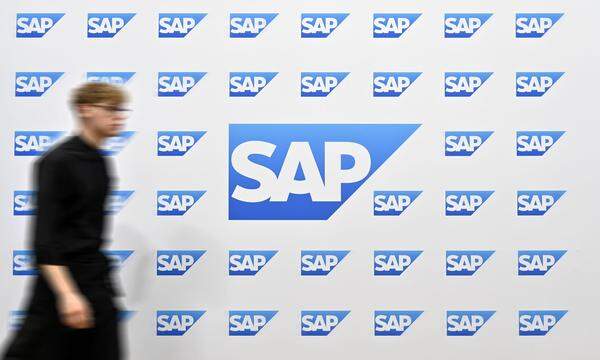 Das Logo des Software-Unternehmens SAP zu sehen auf einer deutschen Messe.