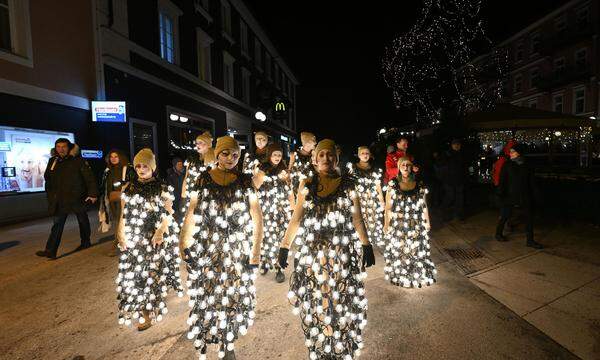 Die 23 in Lichtkleider der Künstlerin Isa Stein gewandten Gestalten stehen für die 23 Gemeinden, die an der Kulturhauptstadt beteiligt sind.