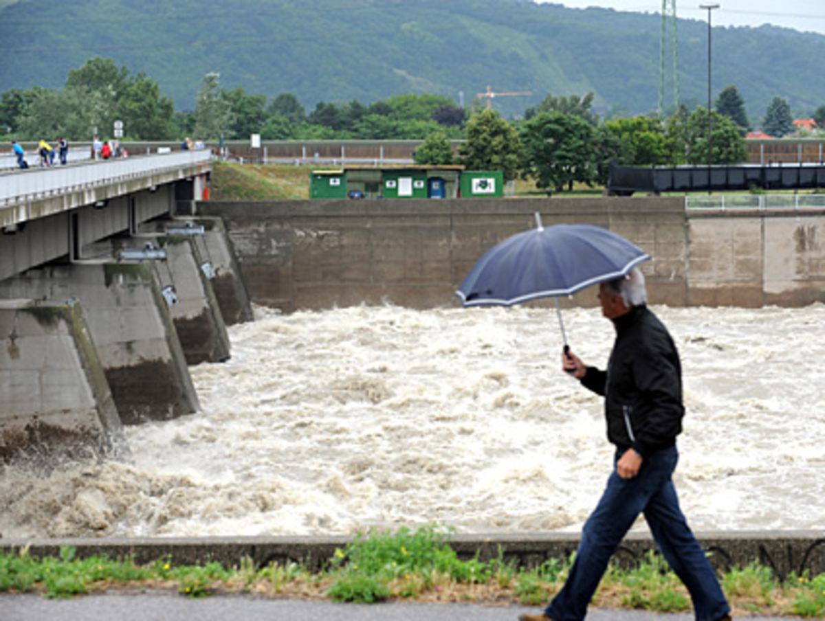 Wobei, betont Klikovits mehrmals, er die Wehre „nicht aus Jux und Tollerei öffnen kann, wie ich will.“ Vielmehr legt die Wehrbetriebsordnung, vom Umweltministerium ausgegeben, genau fest, ab welchem Pegelstand die Wehre wie weit geöffnet werden müssen. „Da haben wir wenig Spielraum.“ Seit Dienstag hat Klikovits, 50, hier in den düsteren Räumen des Einlaufbauwerks mit einem weiteren Mitarbeiter der MA 45 (Wiener Gewässer) Schichten geschoben, Tag und Nacht, und minutiös die Pegelstände notiert. Zuerst auf einem kleinen Block, dann im Computer.