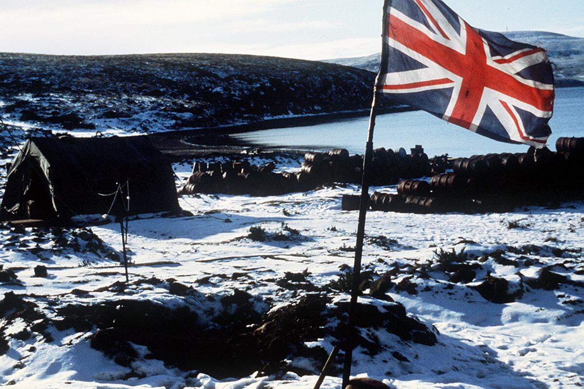 Die erste Siedlung wurde 1764 von Frankreich auf dem Ostteil der Inselgruppe gegründet. Zwei Jahre später nahmen die Briten die West-Falklands in Besitz. Frankreich verkaufte seine Kolonie bald an die Spanier. Als diese 1811 abzogen, sahen sich die Argentinier als legitime Nachfolger und beanspruchten auch den britischen Teil. 1833 vertrieben die Briten die Argentinier von der Inselgruppe.