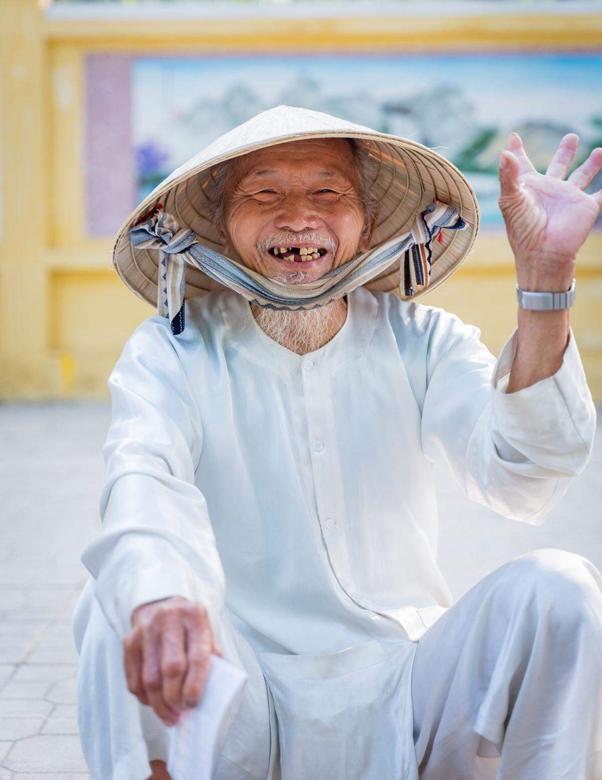 "Können Sie erraten, wie alt er ist?", fragt @andylam aus Vietnam. "Er ist 86 Jahre alt, aber das sieht man ihm nicht an, oder? Das ist die Kraft des Lachens, die Kraft des Spaßes. Denn Zeit, die wir zu verschwenden genießen, ist nicht verschwendet."