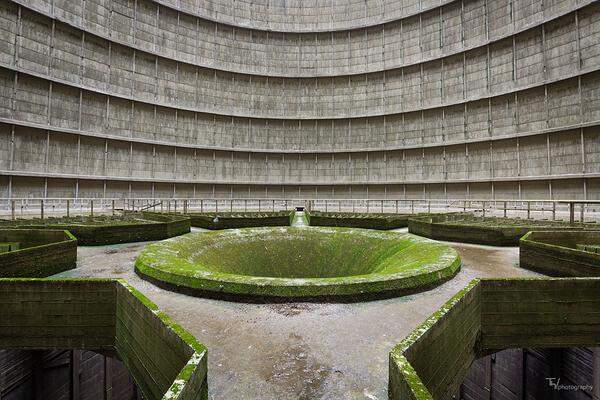 Thomas Windisch "Nuclear Golf Course": Dieser Kühlturm in Belgien gehört zu einem ehemaligen Kohlekraftwerk.