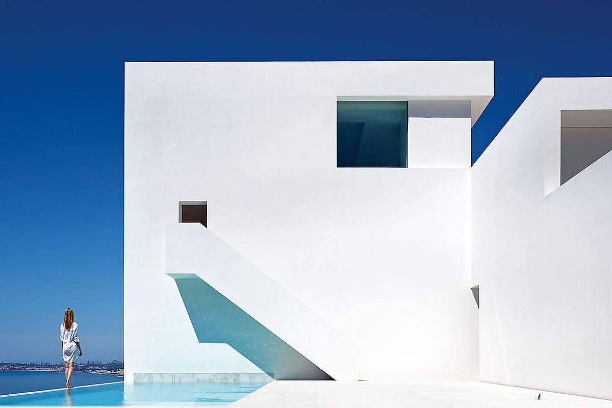 Im spanischen Calpe befindet sich das "House on the Cliff". Die Villa wurde vom Architekten Fran Silvestre Arquitectos Hollywood-reif in einen Felshang über dem Meer hineingebaut.