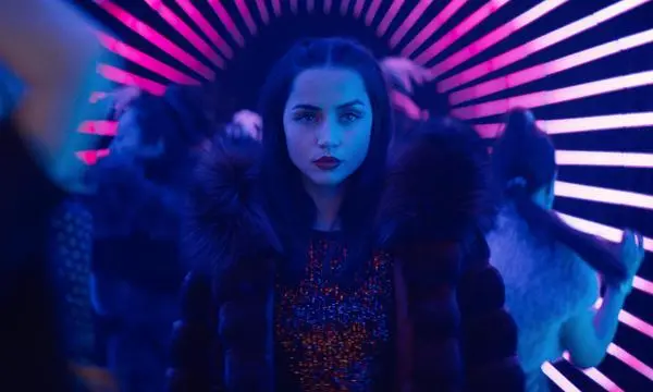 Kämpft „wie ein Mädchen“ und gewinnt: Ana de Armas im Actionfilm „Ballerina“.
