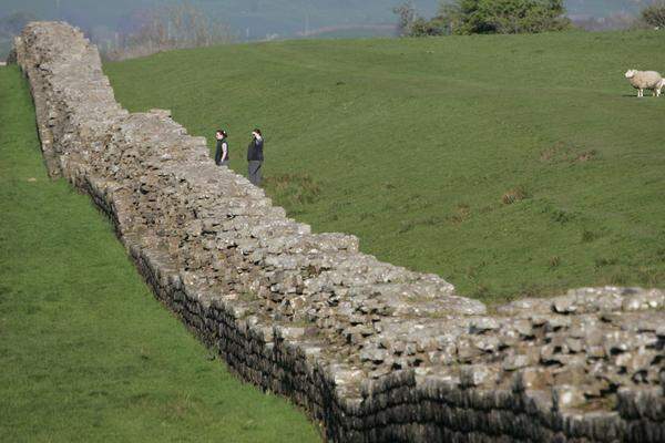 Der römische Kaiser Hadrian ließ den nach ihm benannten Wall um 125 n. Chr. an der Grenze der Provinz Britannia errichten, um die unkontrollierte Einwanderung schottischer und irischer Stämme zu verhindern. Reste davon sind noch heute zu sehen.