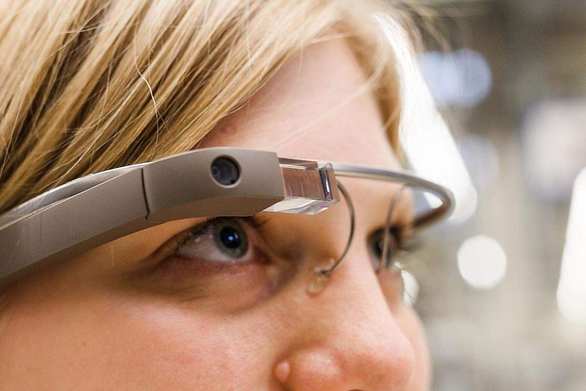 Zu guter letzt die Datenbrille. Die Augmented-Reality-Brille von Google wurde von Beginn an über den Klee gelobt, aber bis sie tatsächlich für Entwickler in greifbare Nähe kam, erhob sich Protest von Gastronomiebetreibern, Kinobesitzern und anderen Unternehmern. Verbote wurden ausgesprochen. Daran konnte auch ein Google-Glass-Knigge nichts mehr ändern. Doch es war sicher nicht der letzte Fehlversuch des mittlerweile wertvollsten Unternehmens der Welt.