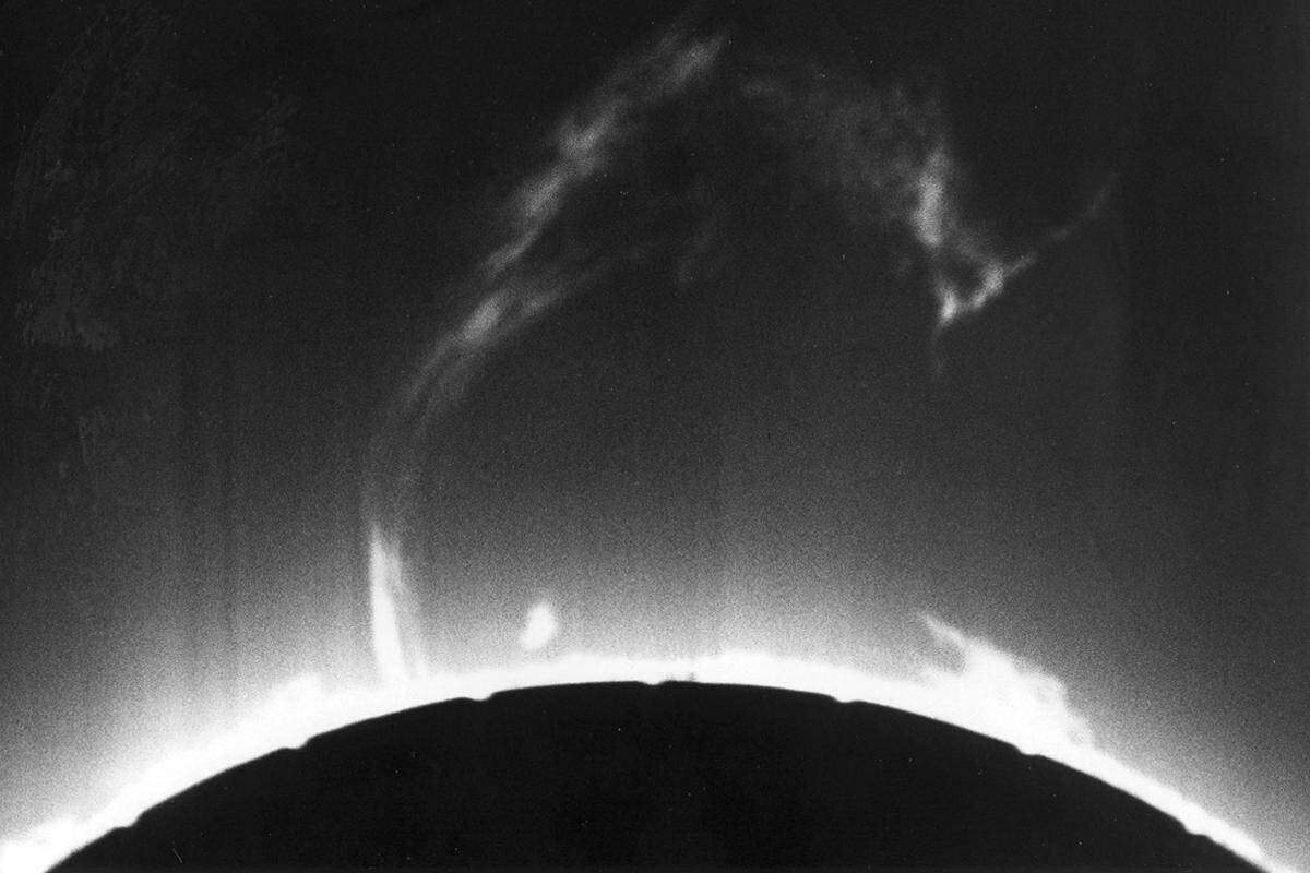 Bild: Protuberanz, Palomar Observatorium, Kalifornien, 1946 Ausstellung "Völlig losgelöst. Die Geschichte der Weltraumfotografie" im Fotomuseum Westlicht, 10.4.-25.5. 2014; 7., Westbahnstraße 40; Weitere Informationen: www.westlicht.com