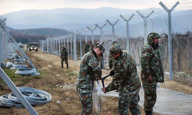 Mazedonien stellt an der Grenze zu Griechenland immer mehr Zäune auf.