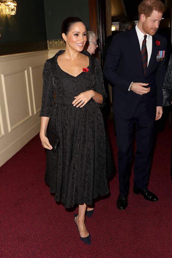 Einen Tag zuvor trug die Herzogin beim Festival of Remembrance in der Royal Albert Hall ein Spitzenkleid im Petticoat-Stil von Erdem.