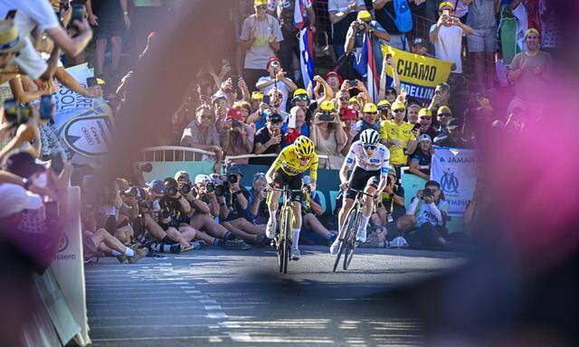 Sinnbild der 110. tour de France: Jonas Vingegaard und Tadej Pogacar liefern sich ein Duell. Noch führt der Däne um zehn Sekunden.