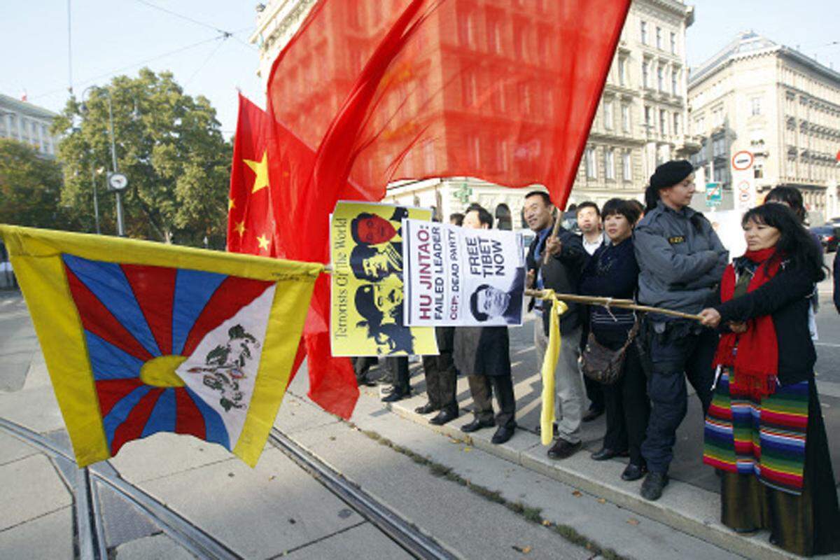 Am Montag mischt sich dann auch eine Exil-Tibeterin unter Pro-chinesische Demonstranten vor dem Hotel Imperial. Exil-Tibeter dürfen vor dem Hotel an diesem Tag nicht mehr demonstrieren, weil Hu Jintao von dort zur Hofburg aufbricht. Es kommt zu Handgreiflichkeiten. Eine Gruppe Chinesen versucht, der Frau die Fahne gewaltsam aus der Hand zu reißen. Sie braucht Polizeischutz.