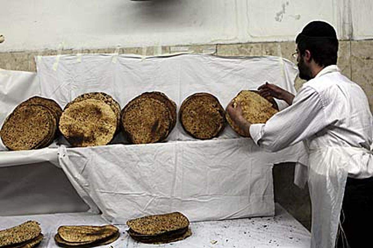 Die wichtigste Speise am Sederabend und in der Pessachzeit ist das ungesäuerte Brot, die Matzen, das nach einem ähnlichen Rezept hergestellt werden wie die christlichen Hostien. Wegen der Speise wird Pessach auch "Fest der ungesäuerten Brote" genannt.