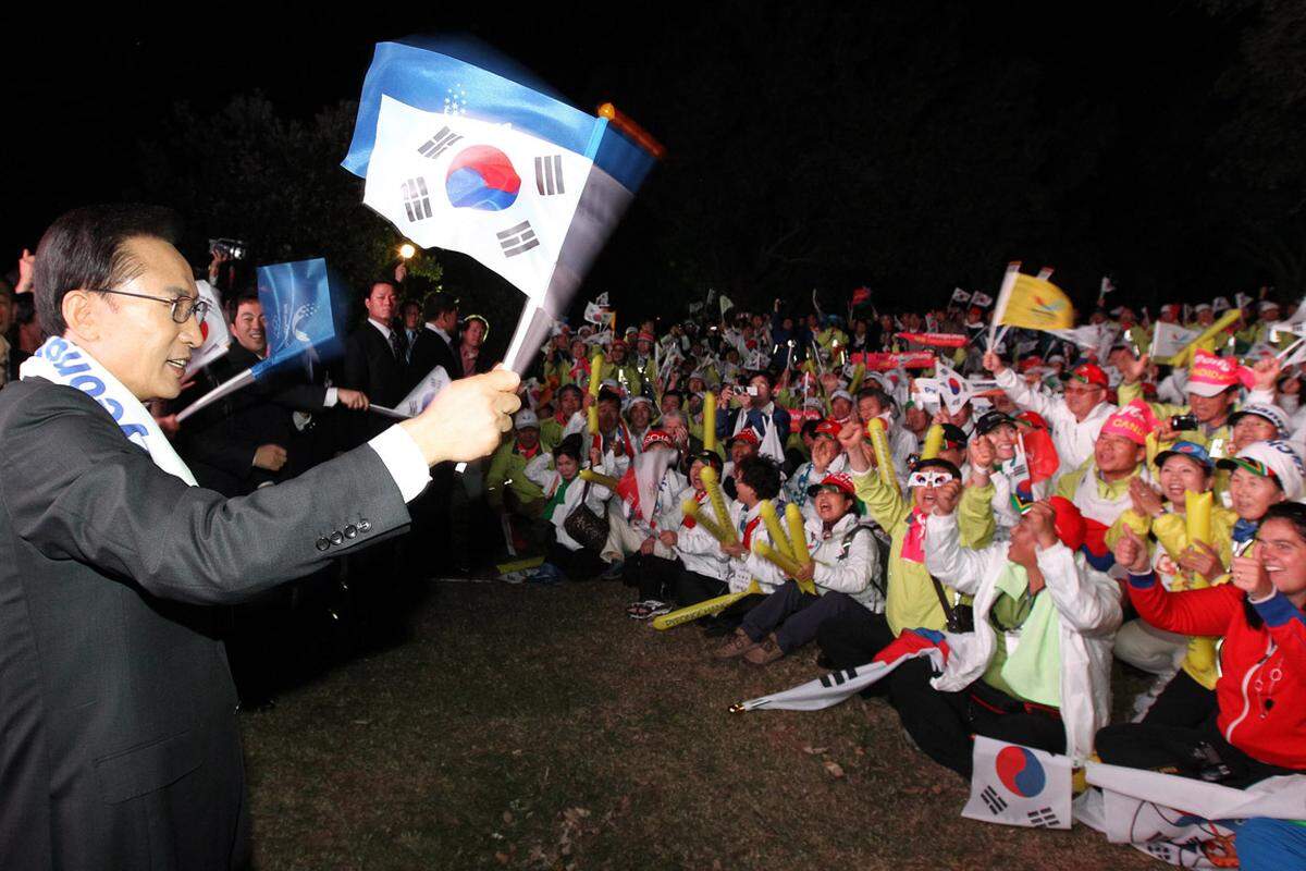 Jedenfalls herrscht seit Donnerstag (UTC+9) Euphorie im Land der Gewinner:„Zwölf Jahre der Hoffnungen, Träume, und mühevollen Arbeit wurden in der vergangenen Nacht belohnt, als Pyeongchang nach zwei vergeblichen Bewerbungen das Austragungsrecht für die Olympischen Winterspiele 2018 erhielt.“,schreibt das Blatt JoongAng IlboIm Bild: Der Präsident Südkoreas feiert den Wahlausgang.