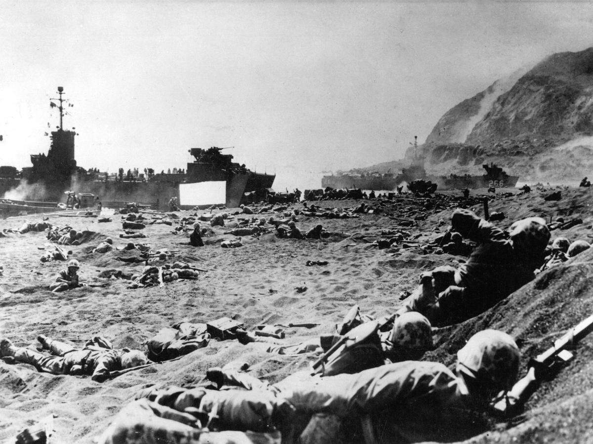 Um 8:30 Uhr beginnt am 19. Februar 1945 die US-Invasion der Insel. 30.000 Marineinfanteristen landen an diesem Tag auf Iwo Jima, 2400 von ihnen sterben noch am ersten Tag der Schlacht. Die US-Soldaten haben unter anderem beim Entladen der Ausrüstung mit dem lockeren Boden massive Probleme.