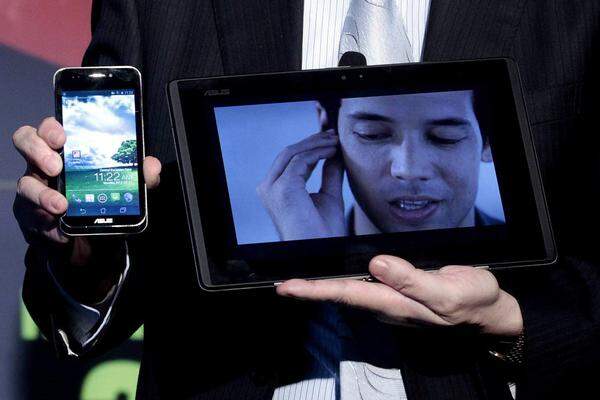 Gleich eine Mischung aus Smartphone und Tablet will Asus auf den Markt bringen. Der Hersteller hatte das Konzept bereits im Jänner präsentiert, nun gab er auf dem MWC den Marktstart für das Proukt bekannt. Im April soll das Android-Gerät, dessen kleine Komponente einen 4,3-Zoll-touchscreen besitzt, erscheinen. Preise nannte Asus aber noch nicht.