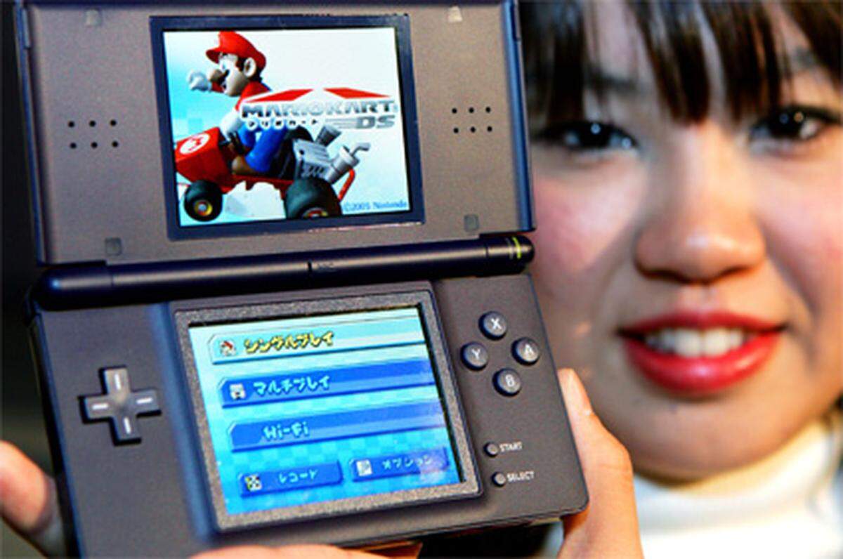 Am 23. Juni 2006 kam eine schlankere Version der DS, die DS Lite auf den Markt. Verbessert wurden die Displays, der Stylus und die Verarbeitung. Wie schon die DS wurde die DS Lite ein Erfolg. Insgesamt schaffte es Nintendo, mehr als 100 Millionen Einheiten beider Varianten weltweit zu verkaufen.