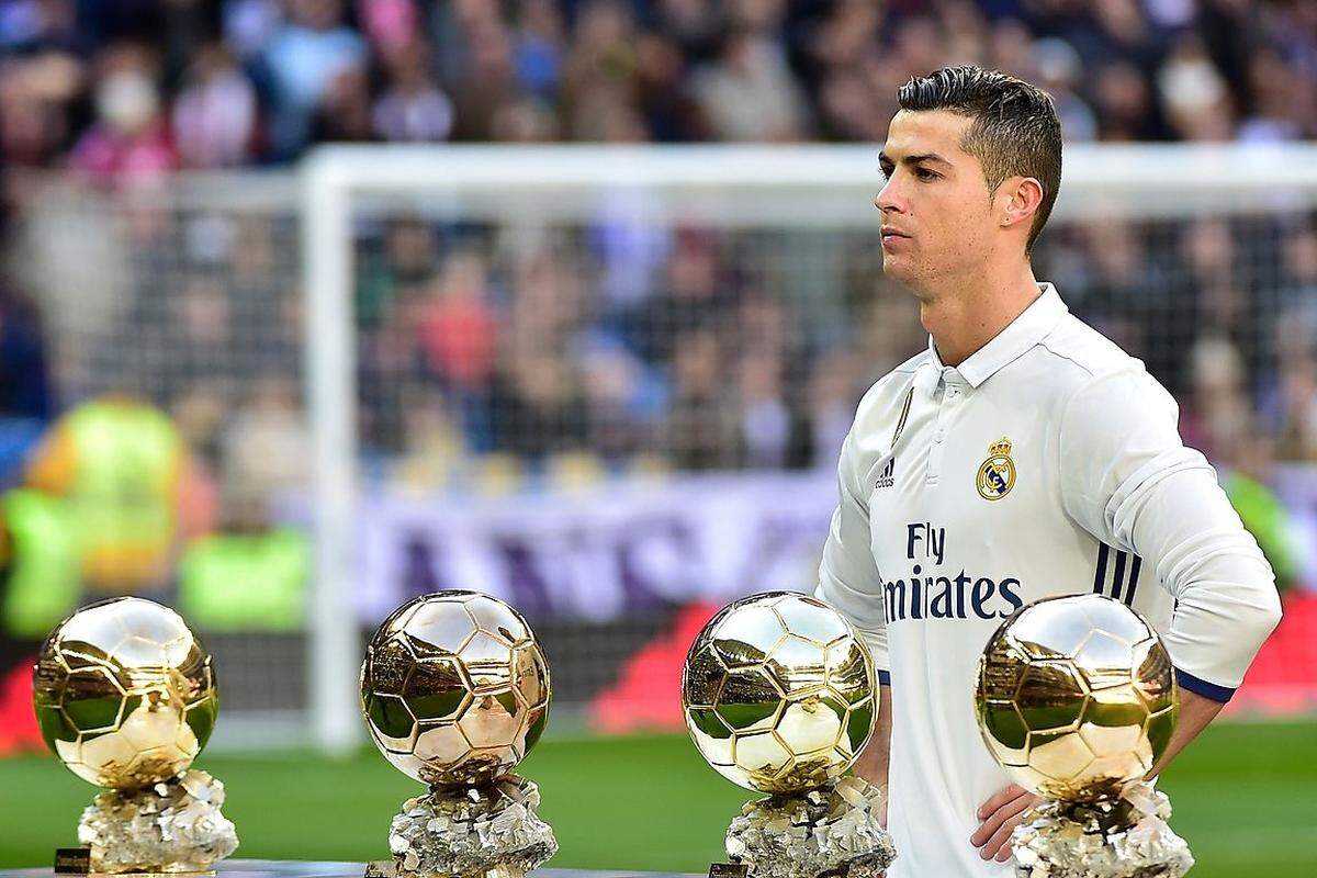 Im Dezember wurde Ronaldo vom Fußball-Fachmagazin "France Football" zum vierten Mal mit dem Ballon d'Or ausgezeichnet.