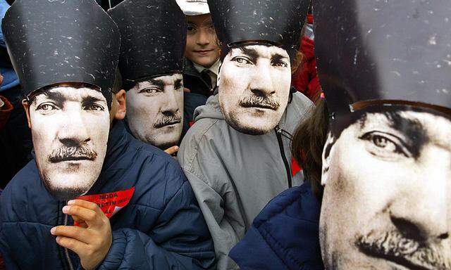 Schulkinder mit Masken des Staatsgründers beim Atatürk-Mausoleum in Ankara.