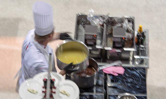 Ein Koch des Teams der Junior Nationalmannschaft der Schweiz waehrend der Internationalen Kochkunsta