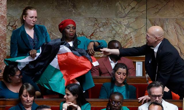 Rachel Kéké von der linkspopulistischen Partei La France Insoumise schwenkte eine Palästina-Flagge im Parlament in Frankreich.