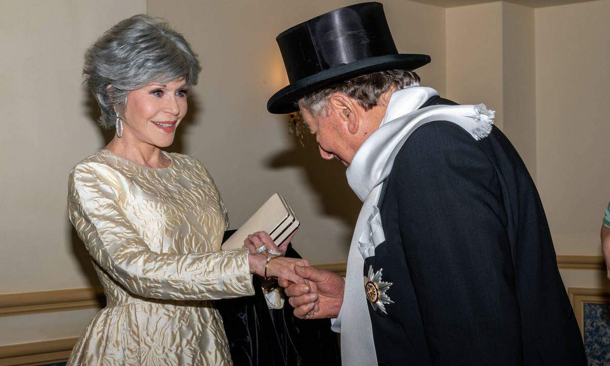 Schauspielerin und Fitness-Ikone Jane Fonda, der Stargast von Baumeister Richard Lugner, trägt wider Erwarten nicht ihre "Signature-Colour" Rot, sondern eine Ballrobe in gebrochenem Weiß. Den Designer ihres Kleides wusste die Aktivistin nicht: "Ich weiß es nicht. Es gehört ja nicht mir. Ich muss es ja wieder zurückgeben", so die 85-Jährige.