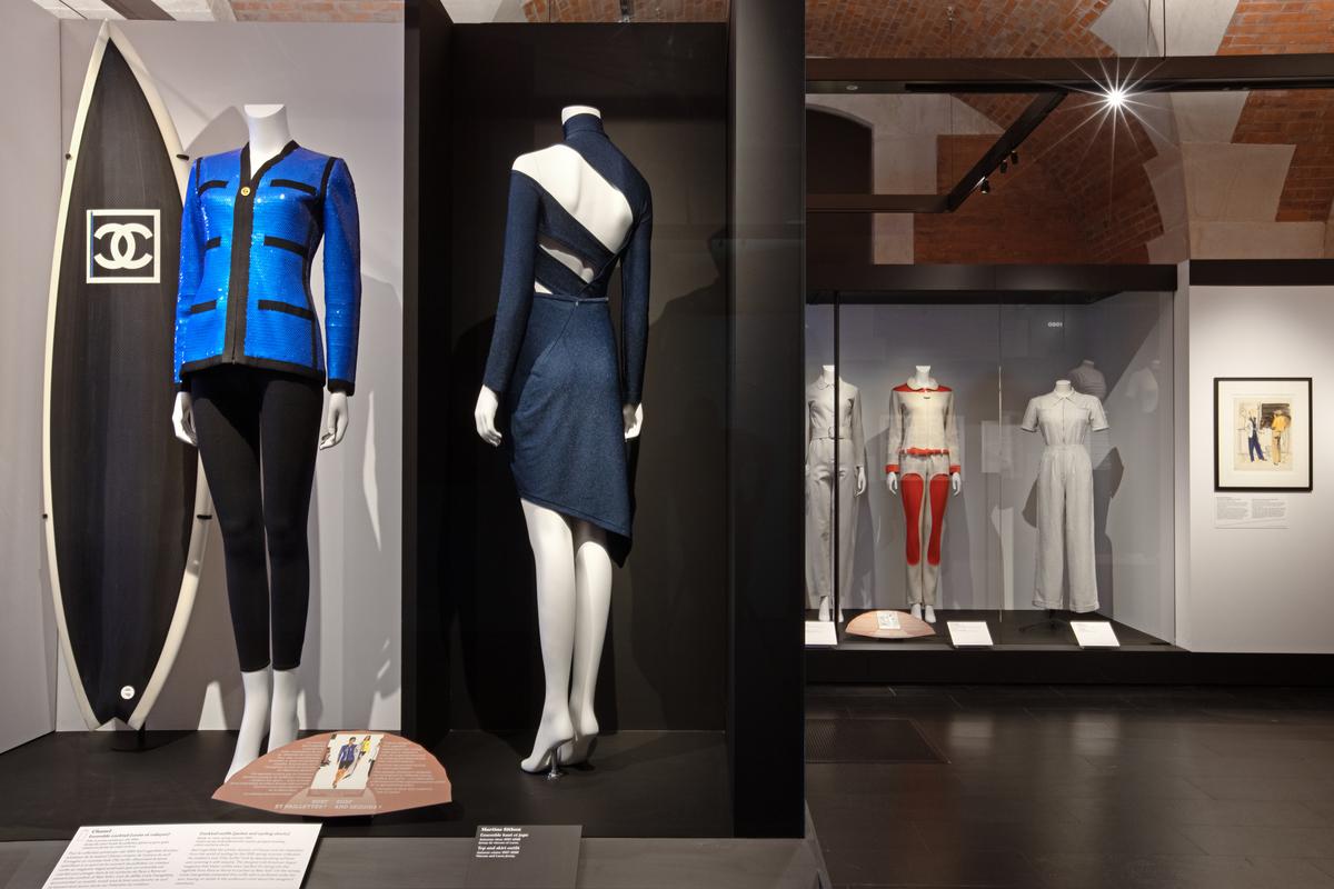 Wellenritt. Natürlich widmete auch das Musée de la Mode im Palais Galliera der Sportmode eine Ausstellung: „La mode en mouvement“ zeigte seit Juni 2023 einen facettenreichen Rückblick, der bis Mitte März zu sehen war. 