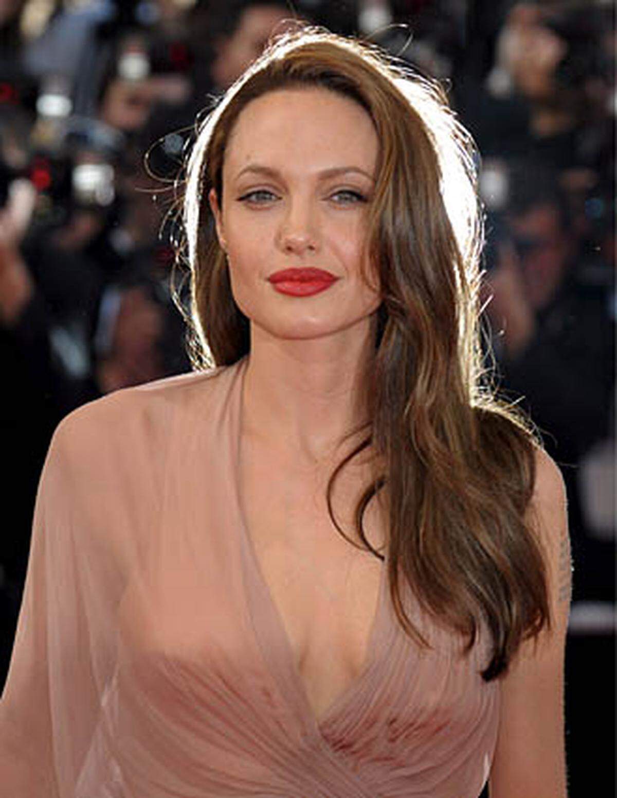 Hollywoodstar Angelina Jolie kehrt schlagkräftig auf die Leinwand zurück. Nach einem längeren Hin und Her mit wechselnder Besetzung, Drehbüchern und Regisseuren ist Agententhriller "Salt" nun auf Kurs. Darin spielt Jolie eine CIA-Agentin, die beschuldigt wird, ein russischer Schläfer zu sein, der einen Anschlag auf den US-Präsidenten plant.  Im Sommer 2008 hatte Jolie anstelle von Tom Cruise die Agentenrolle in dem geplanten Spionagethriller übernommen, der damals noch "Edwin A. Salt" hieß. Drehbuch-Autor Kurt Wimmer änderte Namen und Geschlecht seiner Titelfigur. Phillip Noyce führt Regie.  Quelle: "Variety"
