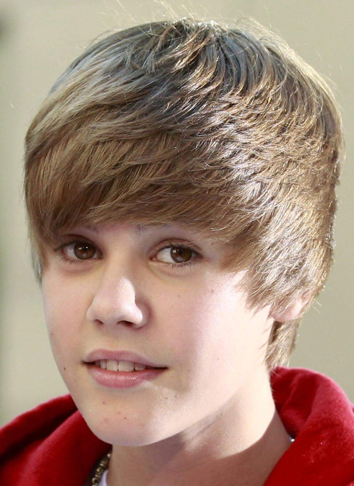 Viele Nachahmer unter Teenagern fand Justin Biebers zur Seite gelegte Stirnfransen.
