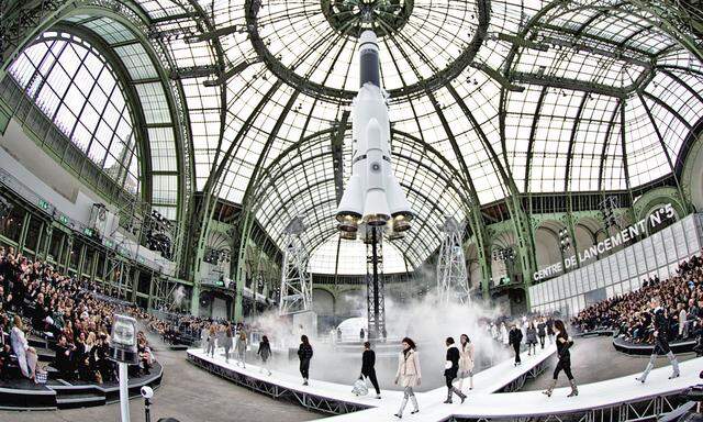 Centre Lancement N°5. Ins Weltall zog es Karl Lagerfeld mit Chanel. Zum Abschluss der Show hob die riesige Chanel-Rakete im Grand Palais unter lautem Getöse vom Boden ab.