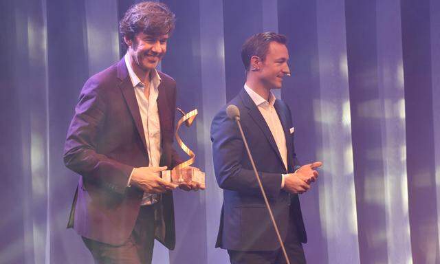 Designer mit Sinn für Grundsätzliches: Stefan Sagmeister (l.), hier soeben von Kulturminister Gernot Blümel mit dem Austria'18-Preis bedacht.