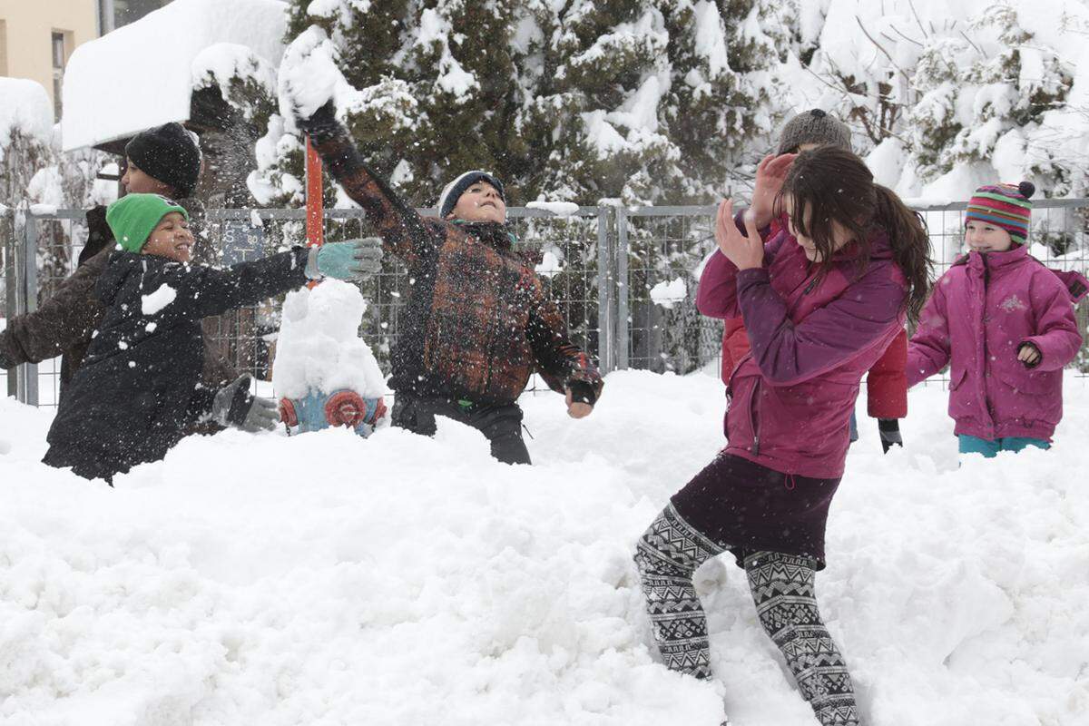 Zumindest für einige Schüler - die schulfrei bekamen - waren die Schneemassen willkommen. Bild aus Villach.
