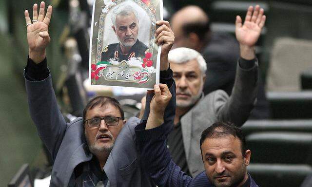 Im iranischen Parlament zeigt sich die Wut über die Tötung des Generals Soleimani.