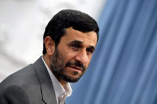 Der iranische Präsident Mahmoud Ahmadinejad sprach den Menschen via seiner Webseite sein Beileid aus. Er forderte die Behörden auf, alles zu tun, um der betroffenen Bevölkerung zu helfen.