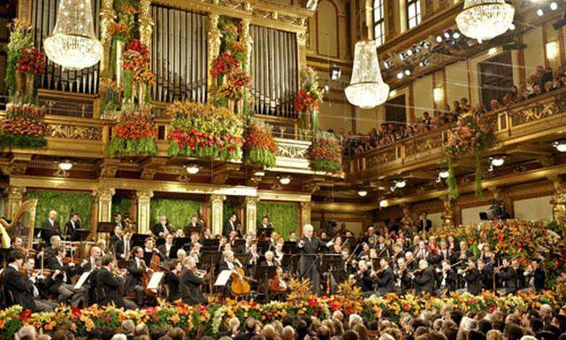Israeli-Argentinian conductor Daniel Barenboim conducts the Vienna Philharmonic orchestra