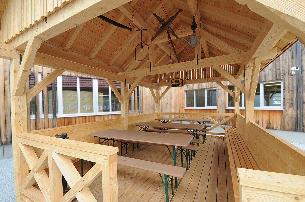 Der fertige Innenraum mit Tischen und Bänken bietet eine angenehme Athmosphäre und duftet nach frischem Holz.