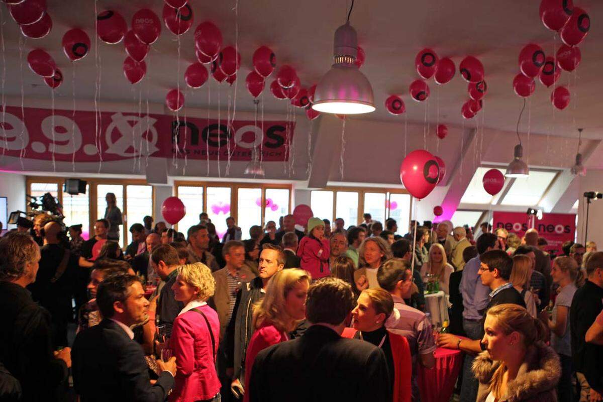 Um 16 Uhr hat sich die - in der kräftig pinken Farbe der Partei dekorierte - Zentrale gut gefüllt. Erwartung und Optimismus liegen in der Luft.