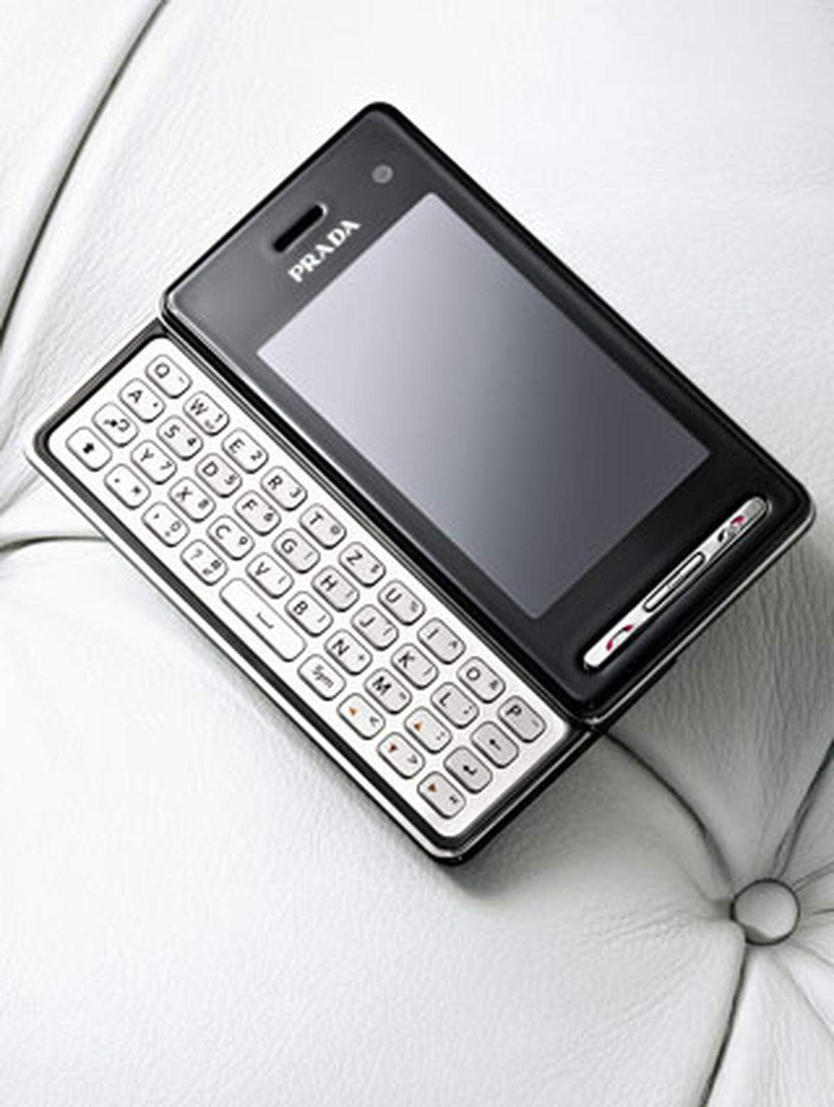 Das LG KF 900 Prada II versteht sich als universelles Kommunikationswerkzeug für die moderne Businessfrau: LCD-Touchscreen, vollwertige Tastatur, Fünfmegapixelkamera und WLAN-Unterstützung, die raschen Zugriff auf Firmennetzwerk oder Internet ermöglicht. Ab 320 Euro. www.lge.com