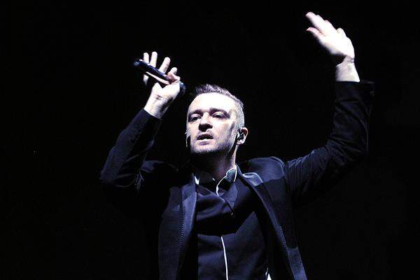 Das amerikanische Wirtschaftsmagazin "Forbes" hat vor Kurzem eine Liste der musikalischen Großverdiener veröffentlicht. Überrascht nicht in den Top 10 liegt Justin Timberlake. Der Sänger und Schauspieler landet auf Platz 16. Immerhin: Timberlake verdiente in den vergangenen zwölf Monaten 57 Millionen Dollar (rund 45,8 Millionen Euro). Jay-Z liegt mit 60 Millionen Dollar auf Platz 12.