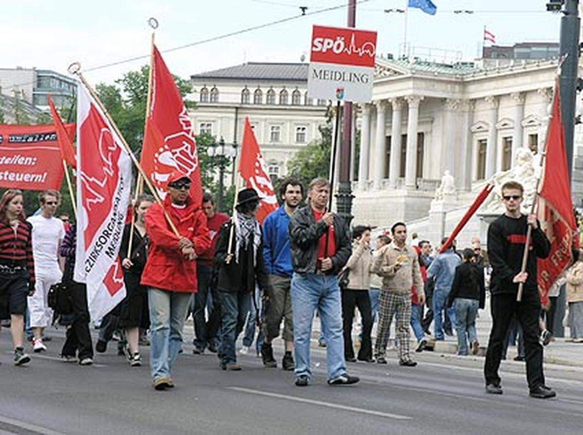 Die SP-Organisationen aus allen Bezirken pilgerten zu Fuß zum Rathausplatz, auf dem die Kundgebung stattfand.