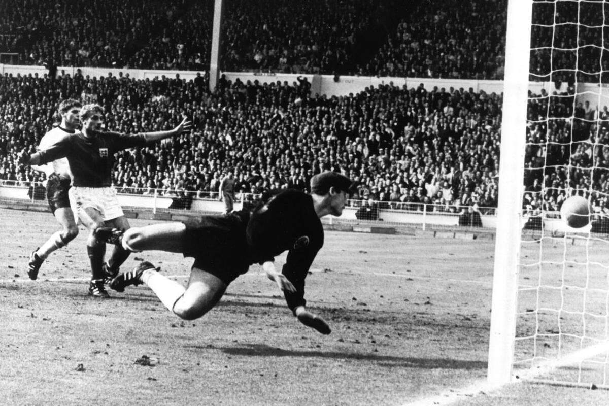 Den ersten Platz holt ein Klassiker. Das Wembley-Tor ebnete England im WM-Finale 1966 gegen Westdeutschland den Weg zum bislang einzigen Titel. Bis heute ist nicht klar, ob der Ball wirklich hinter der Linie war.