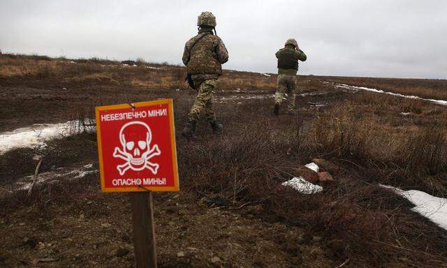  Heikles Gelände: Ukrainische Soldaten am Rande eines Minenfelds in der abtrünnigen Region Donezk.