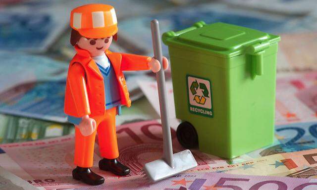 Drei Müllmänner stehen wegen eines Schadens von 1751 Euro vor Gericht.