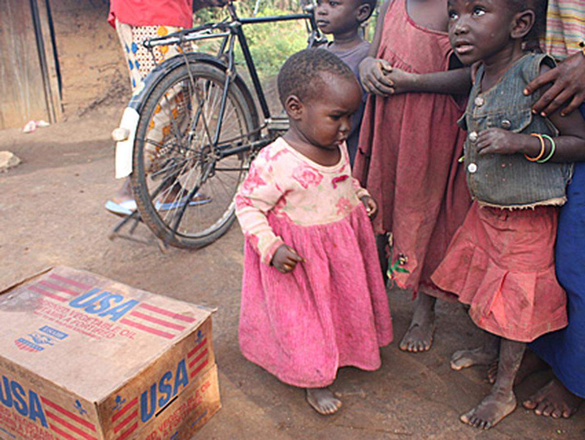 Der Zuzug der 50.000 Vertriebenen und die Transportprobleme durch die Unsicherheit auf den Straßen hat in Dungu die Preise für Nahrungsmittel in die Höhe schnellen lassen. Immer mehr Menschen sind auf Hilfe angewiesen.