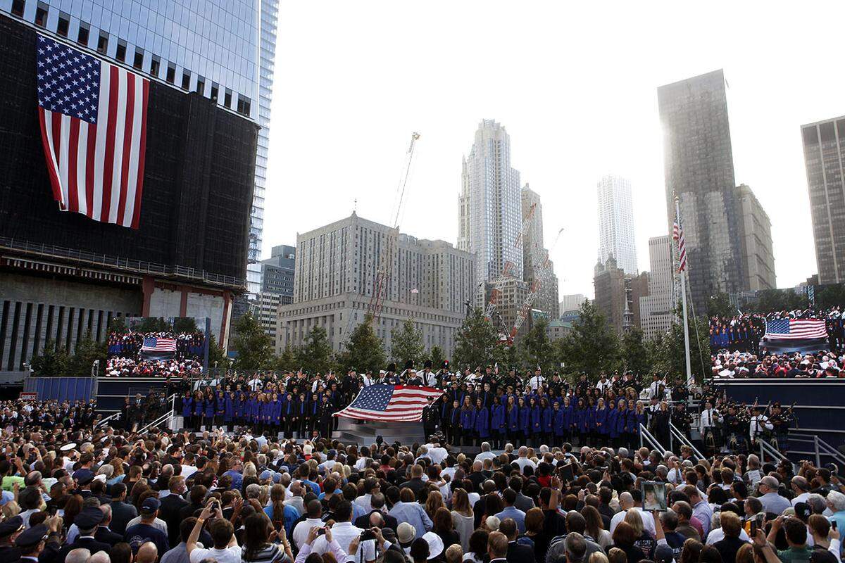 Ein Jugendchor sang die Hymne der USA, dann bliesen die Dudelsackspieler, während eine vor zehn Jahre in den Trümmern wehende Fahne erst enthüllt und dann feierlich wieder gefaltet wurde.