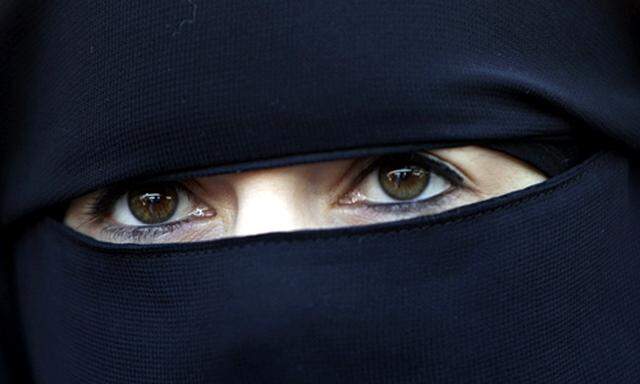 Burka Steuer Muslimen droht