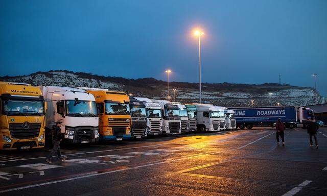 Lastwagenfahrer warten in Dover auf die Überfahrt nach Calais.