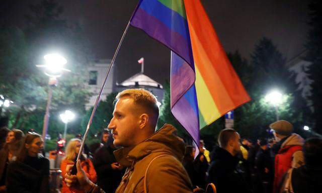 Mitte Oktober protestierten zahlreiche Menschen vor dem polnischen Parlament in Warschau gegen das Gesetz.