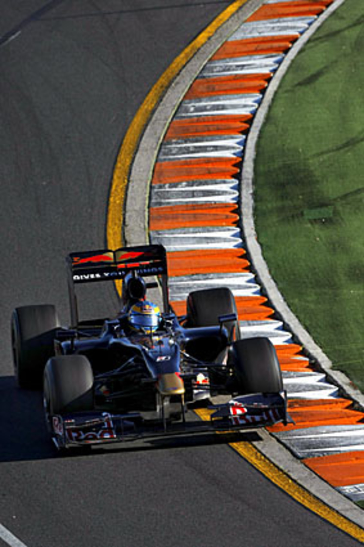 Und auch er hatte Grund zur Freude: Als Siebter machte auch der Schweizer Sebastien Buemi in seinem Debütrennen zwei WM-Punkte - unmittelbar vor seinem Toro-Rosso-Teamkollegen Sebastien Bourdais, der auch einen Punkt holte.