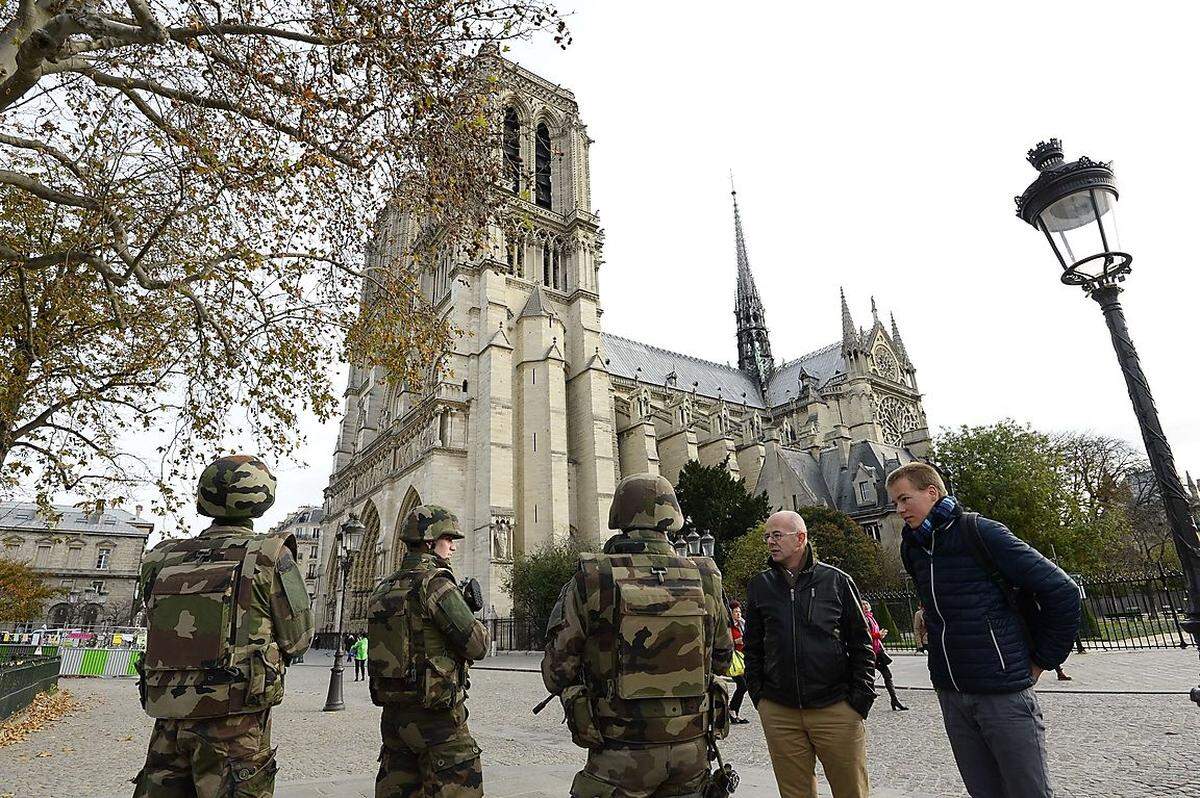 Soldaten patroullierten am Samstag nach dem Anschlag in der Stadt. Sie sind eine der wenigen, die sich nach den Anschlägen nach draußen wagen. Paris sei eine "Geisterstadt", berichtet eine 29-jährige Wienderin.