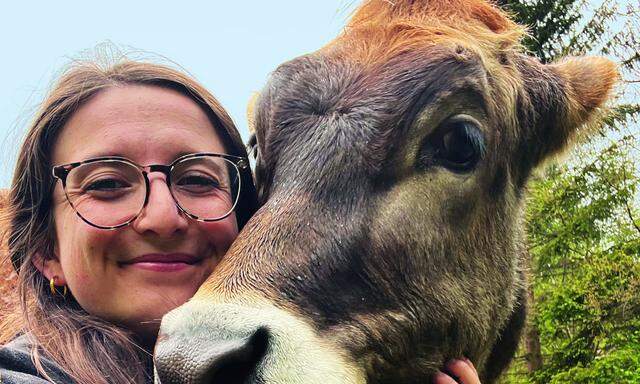 Influencerin, Landwirtin und „Kuhschelfachkraft“ Madeleine Becker liefert in ihrem zweiten Buch einen aktuellen Statusbericht. 